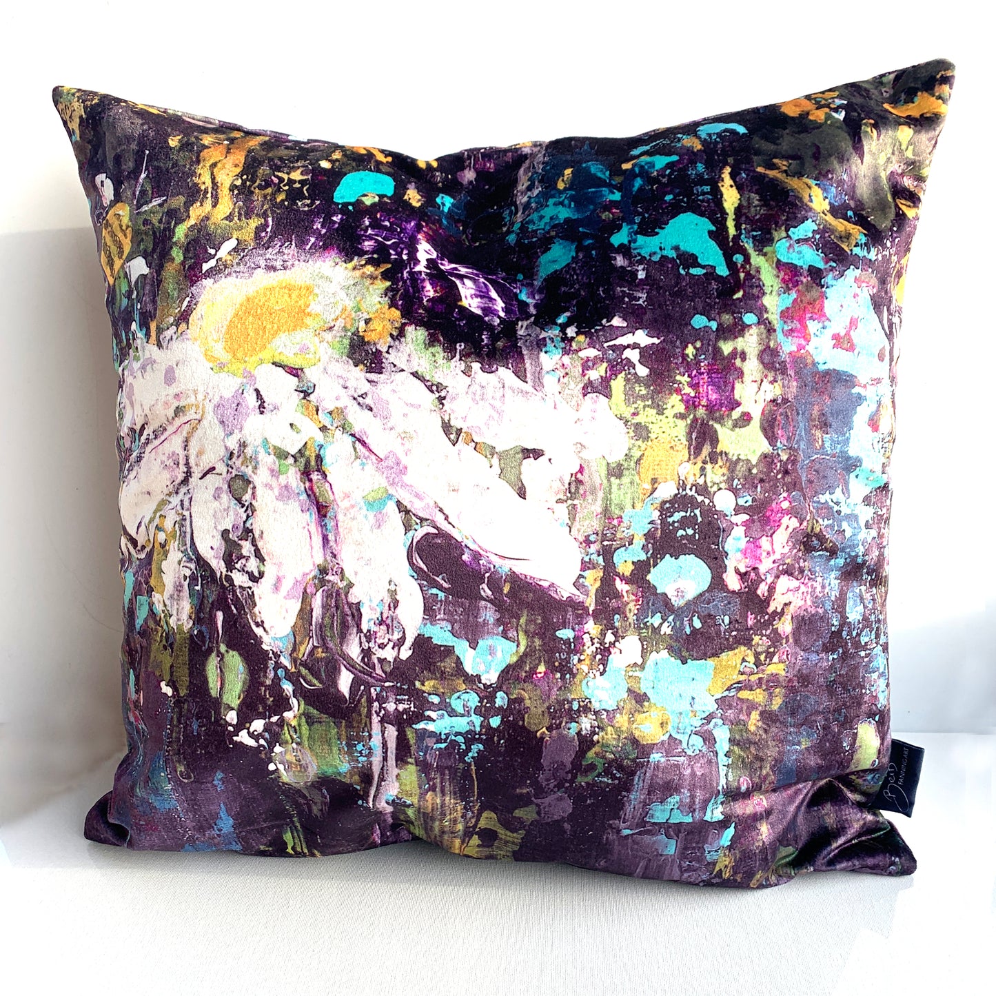 "She loves the bee" daisy cushion